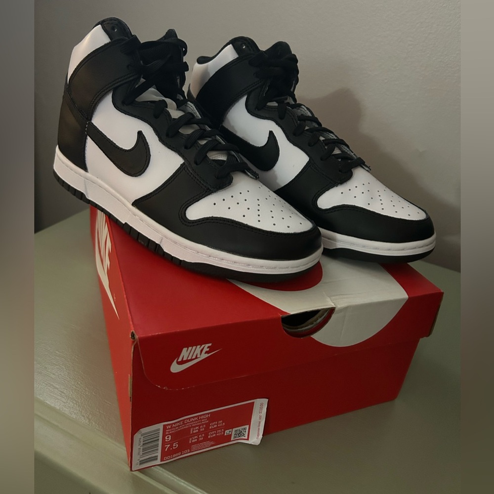 Nike dunks high panda